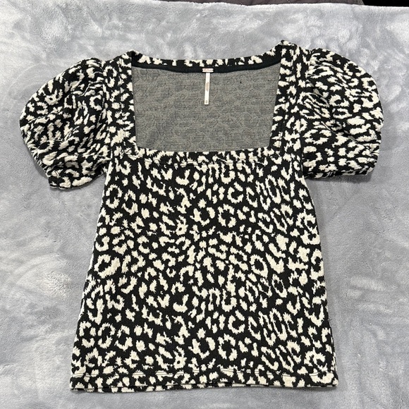 Free People Tops - Leopard Print Puff Sleeve Top
